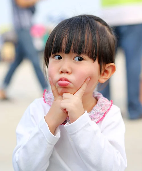 Kleines Kind Mädchen Ausdruck lustiges Gesicht. Porträt im Freien. — Stockfoto