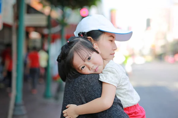 Retrato de mãe e filha abraçando em bangkok chinatown, linda menina abraçando sua mãe ao ar livre . — Fotografia de Stock
