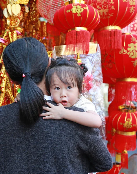 Ázsiai nő és a lánya, a kínai ruha hagyományos kínai piros díszek ellen igen népszerűek során a kínai újév fesztivál a kínai negyed, bangkok, Thaiföld. — Stock Fotó