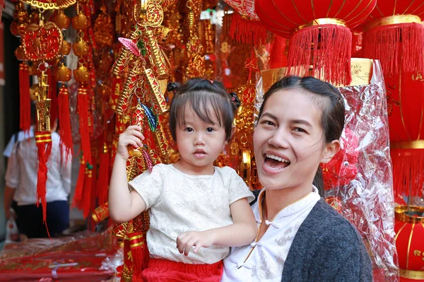 Ázsiai nő és a lánya, a kínai ruha hagyományos kínai piros díszek ellen igen népszerűek során a kínai újév fesztivál a kínai negyed, bangkok, Thaiföld. — Stock Fotó