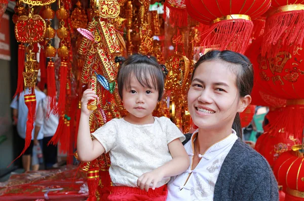 Ázsiai nő és a lánya, a kínai ruha hagyományos kínai piros díszek ellen igen népszerűek során a kínai újév fesztivál a kínai negyed, bangkok, Thaiföld. — Stock Fotó