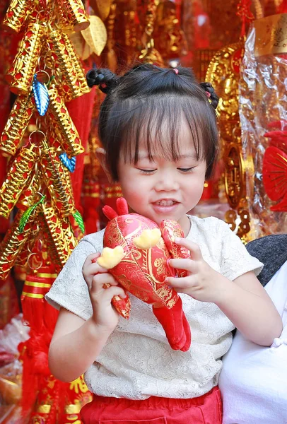 Kislány kínai ruha hagyományos kínai piros díszek ellen igen népszerűek során a kínai újév fesztivál a kínai negyed, bangkok, Thaiföld. — Stock Fotó