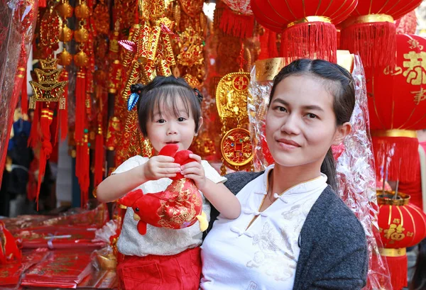 Ázsiai nő és a lánya, a kínai ruha hagyományos kínai piros díszek ellen igen népszerűek során a kínai újév fesztivál a kínai negyed, bangkok, Thaiföld. — Stock Fotó