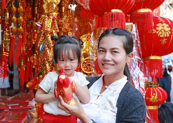 Ázsiai nő és a lánya, a kínai ruha hagyományos kínai piros díszek ellen igen népszerűek során a kínai újév fesztivál a kínai negyed, bangkok, Thaiföld. — Stock Fotó