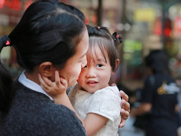 Портрет матери и симпатичная маленькая девочка в Yaowarat Road (Бангкок китайский квартал) на китайском новом году, Бангкок Таиланд . — стоковое фото