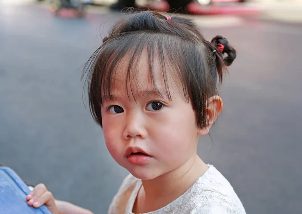 Portrait de mignonne petite fille dans Yaowarat Road (Bangkok chinatown) au Nouvel An chinois, Bangkok Thaïlande . — Photo