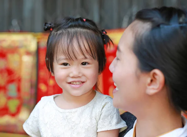 Portret van de moeder en schattig klein meisje in Yaowarat Road (Bangkok chinatown) op Chinees Nieuwjaar, Bangkok Thailand. — Stockfoto