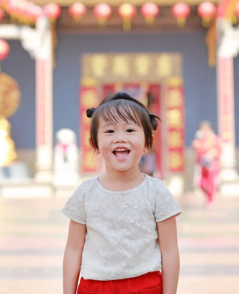 Portret Ładna dziewczynka w Yaowarat Road (dzielnicy chinatown w Bangkoku) na chiński nowy rok, Tajlandia Bangkok. — Zdjęcie stockowe
