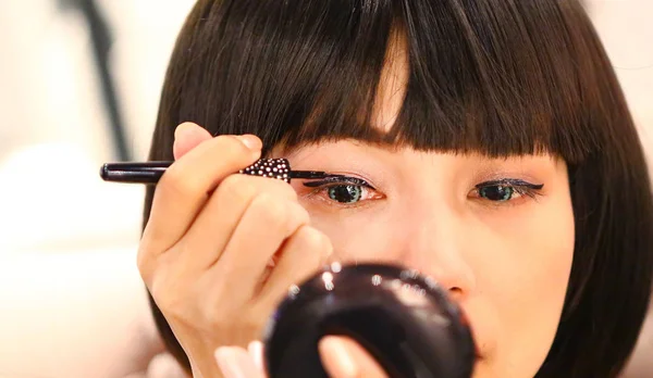 Portrait of beautiful woman making black eyeliner. Beauty Concept. — Stock Photo, Image