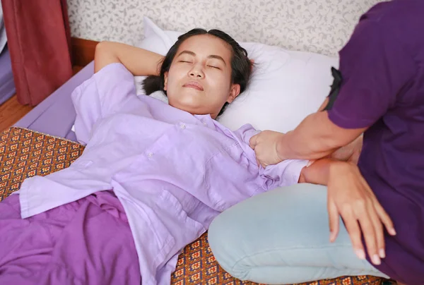 Massagem tailandesa, ação do terapeuta para o cliente . — Fotografia de Stock