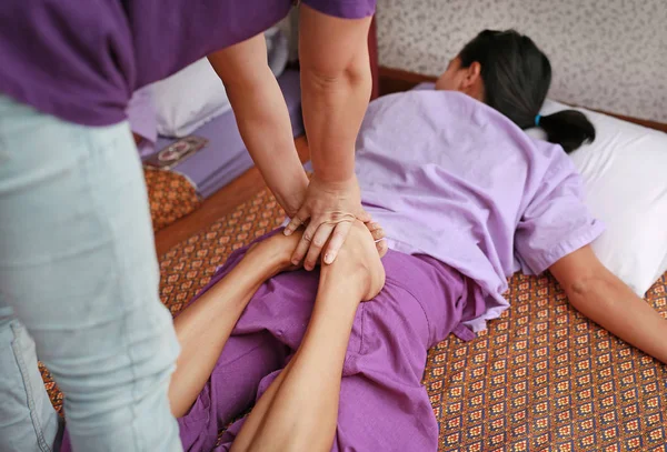 Massagem tailandesa, ação do terapeuta para o cliente . — Fotografia de Stock