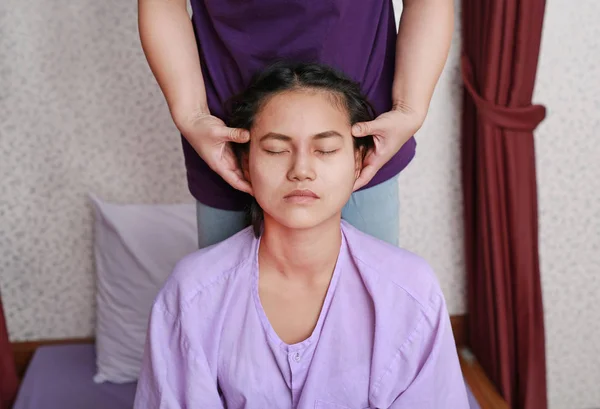 Thaise massage, therapeut actie voor klant. — Stockfoto
