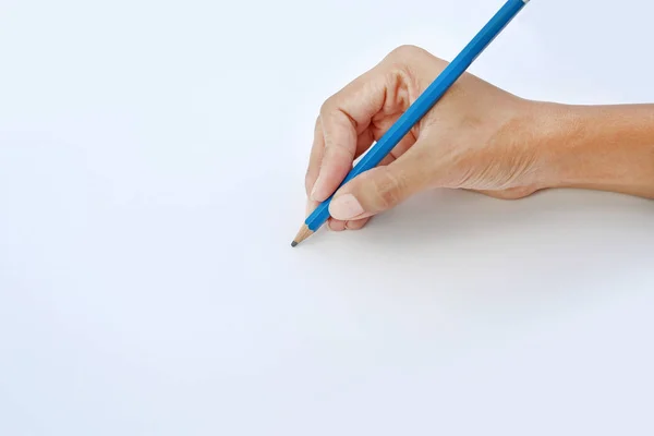 Donna mano che tiene una matita su uno sfondo di carta bianca — Foto Stock