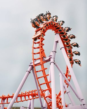 Bir Roller Coaster parça ve yolculuk