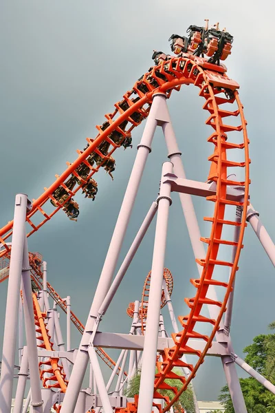 Torze Roller Coaster i jazdy — Zdjęcie stockowe