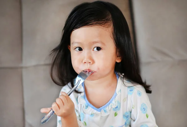Portret pięknej dziewczyny z widelcem podczas jedzenia — Zdjęcie stockowe