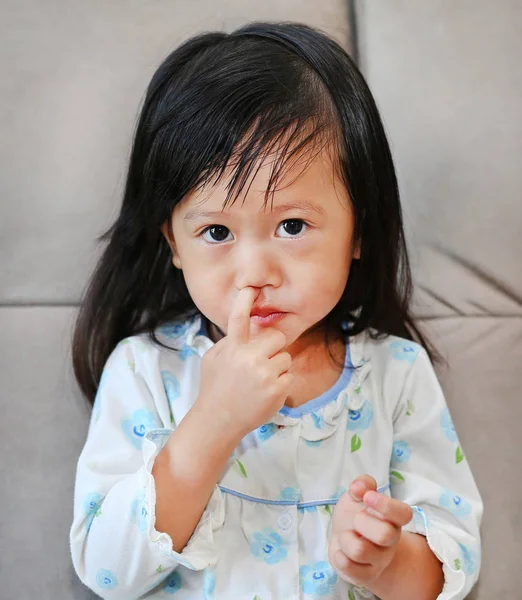 Porträtt av barn flicka med snor som rinner från hennes näsa — Stockfoto