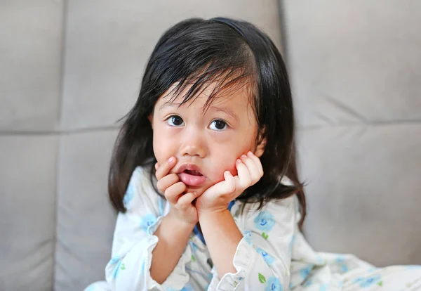 Retrato de niña con mocos saliendo de su nariz — Foto de Stock