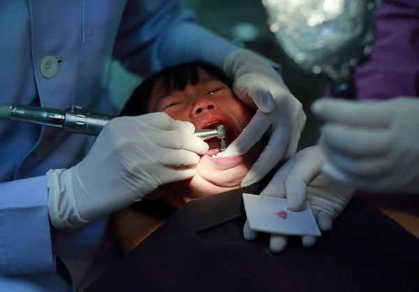 Meisje tijdens tandheelkundige extractie — Stockfoto