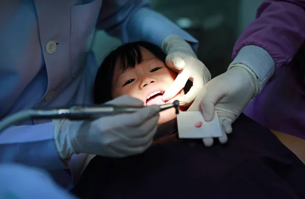 Bambina durante l'estrazione dentale — Foto Stock