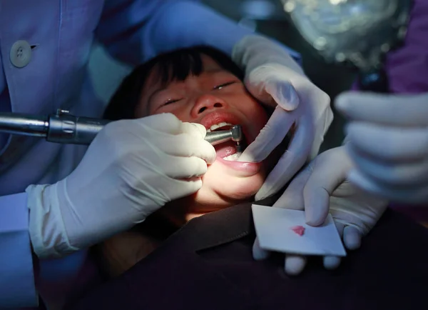 Diş çıkarma sırasında küçük kız — Stok fotoğraf