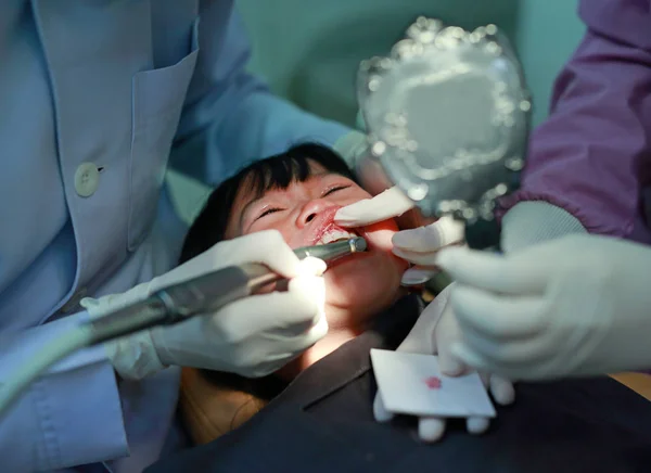 Meisje tijdens tandheelkundige extractie — Stockfoto