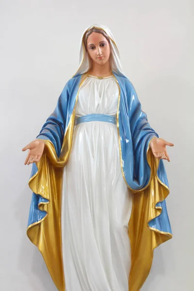 Statues de saintes femmes dans l'église catholique romaine sur fond blanc — Photo