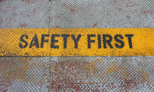 Bezpieczeństwo Pierwsze oznaki na pasku bezpieczeństwa. — Zdjęcie stockowe