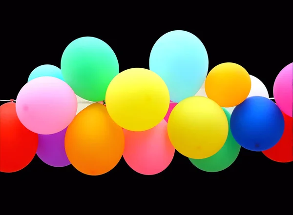 Kleurrijk ballon geïsoleerd op zwarte achtergrond. — Stockfoto