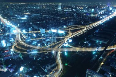 Bangkok şehir ve Expressway gece manzara