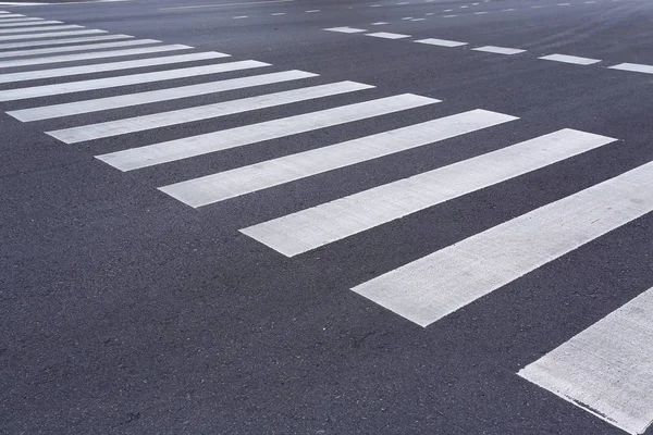 Zebrastreifen auf der Straße — Stockfoto