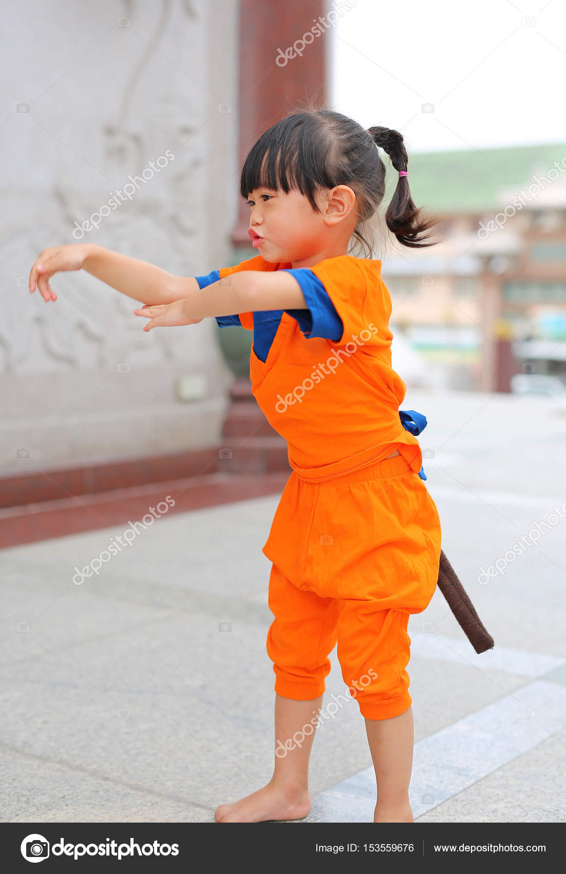 Kid girl i Shaolin munk oransje klær gjør Meditasjon uttrykk i kinesisk  tempel i thailand, kinesisk nyttårskonsept . – stockfoto ©  civic_dm@hotmail.com #153559676