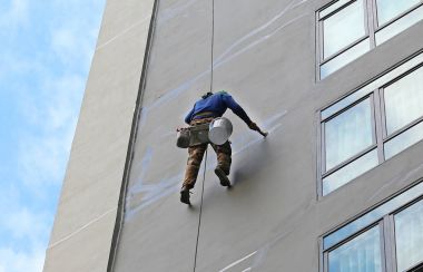 Halatlar üzerinde asılı dağcı alt yapı hizmet yüksek doğmak binasında onarmak için.