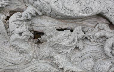 Bangkok, Tayland Çin tapınağında görüntülenen geleneksel Çince ejderha taş üzerine oyulmuştur