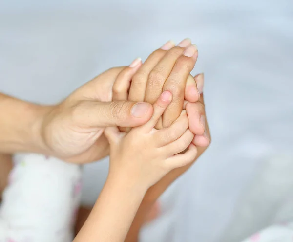 Liefdevolle handen geklemd van familie-vader, moeder en dochter. — Stockfoto