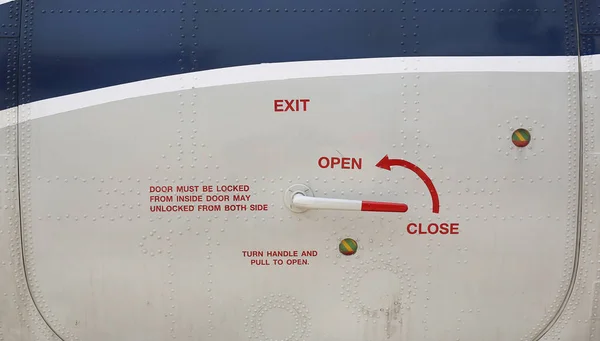 Metalen oppervlak van militaire vliegtuigen met rode waarschuwing voorzichtigheid — Stockfoto
