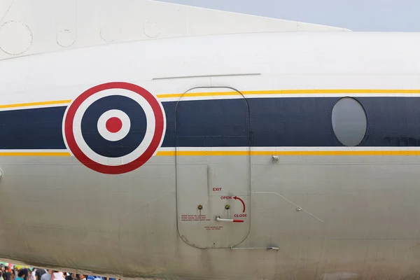Металева поверхня військових літаків з аварійними виходами — стокове фото