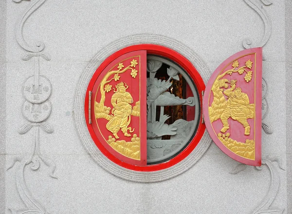 Estilo de ventanas de luna china en templo chino en Tailandia . — Foto de Stock