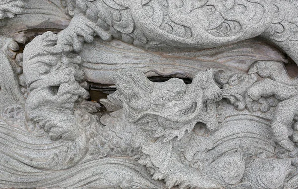 Pierre de dragon chinoise traditionnelle sculptée sur exposée dans un temple chinois au Bangladesh, Thaïlande — Photo