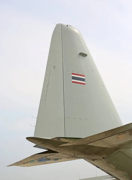 Detalhe Cauda de Lockheed C 130 Hércules, o céu real na Royal Thai Airforce Base Donmuang — Fotografia de Stock