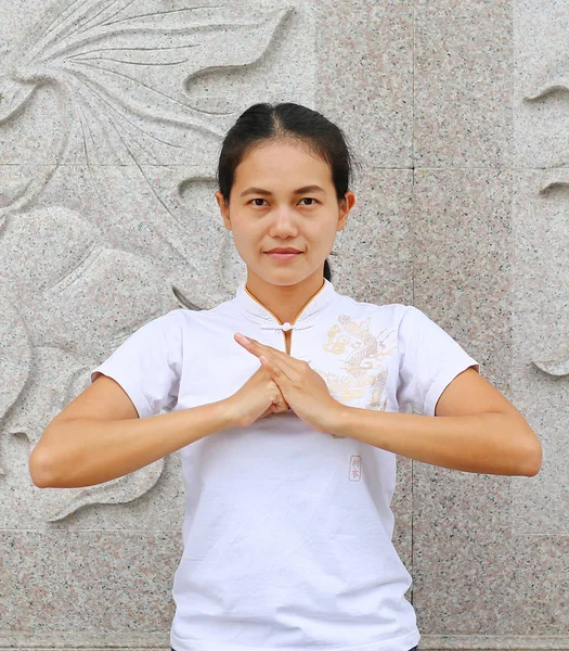 Asiatisk kvinna i kinesiska Välkommen uttryck pietet på Kinesiskt tempel i bangkok, Thailand. Kinesiska nyåret koncept. — Stockfoto