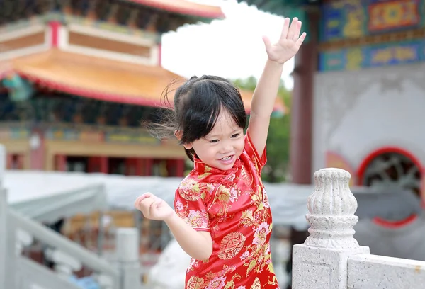 Portret van schattige Aziatische jongen meisje in traditioneel Chinees jurk bij chinese tempel in bangkok, thailand. — Stockfoto