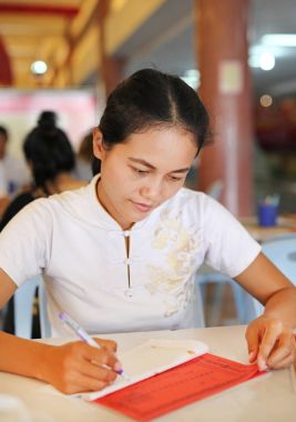 Kadın için dua kaldırmak uyum bangkok Tayland, barış, enerji, mutluluk ve refah Çin tapınağında eve getirmek için negatif enerji.