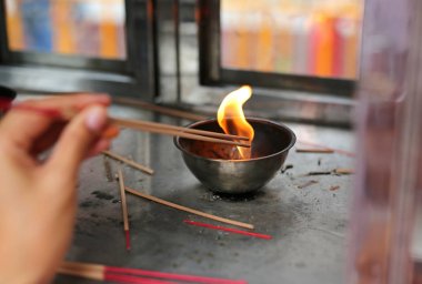 El almak bir yangın tütsü