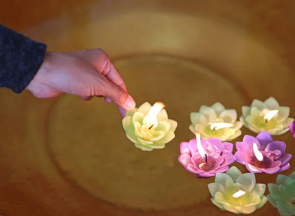 Mains tenant une bougie au lotus sur l'eau, Thaïlande — Photo