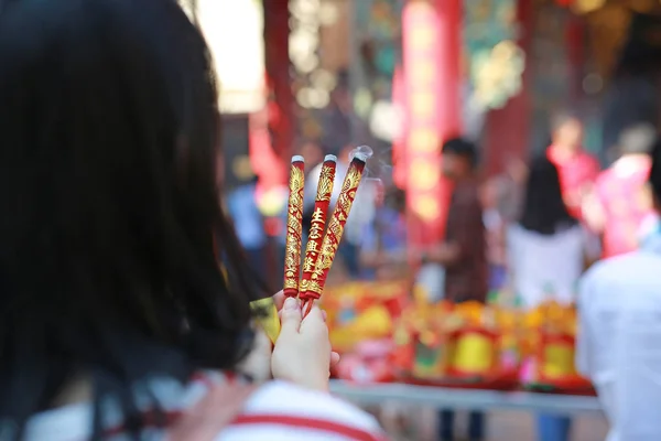 Menschen beten Respekt mit Räucherstäbchen für Gott am chinesischen Neujahrstag im chinesischen Tempel in Bangkok, Thailand. — Stockfoto