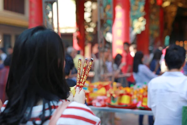 Mensen respect bidden met wierook branden voor god in dag Chinese New Year Chinees-tempel in bangkok, Thailand. — Stockfoto