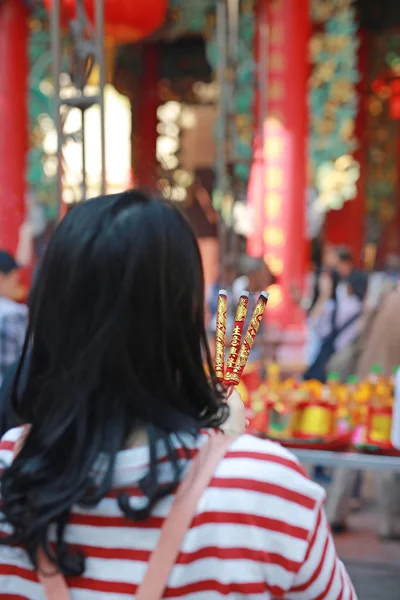 Ludzie módlcie się szanować z kadzidła spalanie dla Boga w chiński nowy rok dzień w chińskiej świątyni w bangkok, Tajlandia. — Zdjęcie stockowe