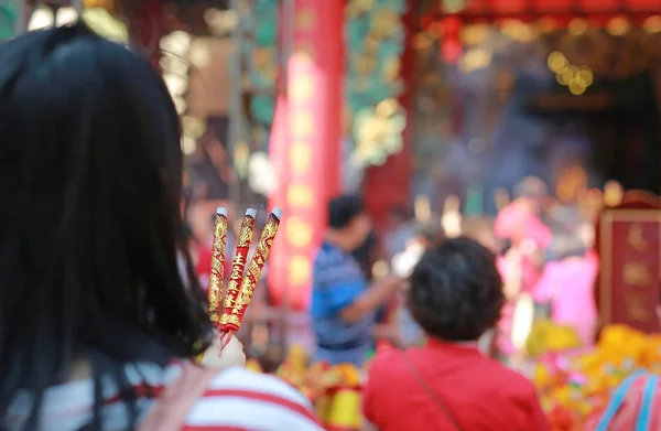 La gente reza respeto con la quema de incienso para Dios en el día de Año Nuevo chino en el templo chino en Bangkok, Tailandia . — Foto de Stock