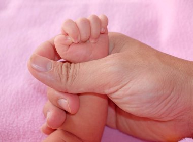 Ailenin bir arada. Holding çocuğun el anne